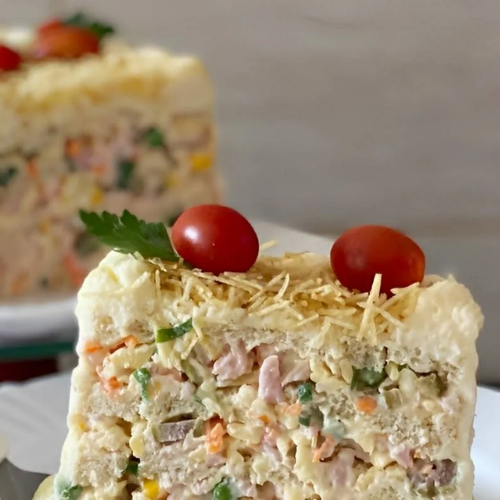 Lembra daquele lanche rápido que salvava as tardes em família? Esta torta fria salgada com Nestlé pode ser seu novo clássico! Qual é o seu recheio favorito? Conta nos comentários! Torta fria salgada é a solução perfeita para quem busca praticidade sem abrir mão do sabor. Em apenas 30 minutos, você cria um prato versátil que brilha em lanches, festas ou até como estrela de um jantar leve. Com camadas cremosas e ingredientes simples, ela conquista todos os paladares e ainda permite personalizações incríveis. Usando marcas como Nestlé para o creme e Tramontina para os utensílios, você garante um resultado profissional com o mínimo de esforço. Seja para surpreender os amigos ou curtir um momento especial em casa, esta torta fria salgada é a escolha certa. Vamos mergulhar nesse preparo delicioso? Ingredientes e Substituições ð¥ Para uma torta fria salgada que serve 6 pessoas, você vai precisar de: 1 pacote de pão de forma sem casca (400 g, Wickbold) 2 latas de creme de leite Nestlé (300 g cada) 1 sachê de maionese Hellmann’s (250 g) 1 lata de atum sólido Gomes da Costa (170 g) 1 cenoura média ralada (cerca de 100 g) 1/2 cebola picada finamente (50 g) 100 g de azeitonas verdes fatiadas (Gallo) 200 g de muçarela fatiada Tirolez 1 colher de sopa de azeite extra virgem Gallo Sal e pimenta-do-reino a gosto Salsinha picada para decorar (opcional) Substituições: Atum → frango desfiado ou presunto picado Sadia. Creme de leite Nestlé → iogurte natural Piracanjuba para uma versão mais leve. Muçarela Tirolez → ricota Piracanjuba para um toque saudável. Azeitonas Gallo → milho verde ou palmito picado. Utensílios Necessários e Tempo de Preparo ð³ Utensílios: Travessa retangular Tramontina (25x15 cm) Espátula de silicone Arno Tigela média para misturar Faca de corte Tramontina Rodela para cenoura (opcional) Tempo: Preparo: 20 minutos Geladeira: 10 minutos Total: 30 minutos Modo de Preparo Siga estes passos simples para uma torta fria salgada impecável: Prepare o recheio: Em uma tigela, misture o atum Gomes da Costa (escorrido), a cenoura ralada, a cebola, as azeitonas Gallo e o azeite. Tempere com sal e pimenta-do-reino. Reserve. Monte a base cremosa: Combine o creme de leite Nestlé com a maionese Hellmann’s em outra tigela. Misture até ficar homogêneo. Estruture as camadas: Na travessa Tramontina, coloque uma camada de pão de forma Wickbold (corte as bordas, se necessário). Espalhe uma camada fina do creme Nestlé e, por cima, uma porção do recheio de atum. Adicione muçarela: Cubra o recheio com fatias de muçarela Tirolez. Repita as camadas (pão, creme, recheio, muçarela) até acabarem os ingredientes, finalizando com creme. Decore: Polvilhe salsinha picada ou azeitonas para um toque especial. Leve à geladeira: Cubra com filme plástico e deixe na geladeira por 10 minutos para firmar. Sirva gelada! Desafio: que ingrediente secreto você adicionaria para deixar sua torta fria salgada inesquecível? Conta sua ideia nos comentários e inspire nossa comunidade! Dicas para uma Torta Fria Salgada Perfeita ð¡ Textura ideal: Use pão de forma fresco Wickbold para evitar que amoleça demais. Creme uniforme: Misture o creme de leite Nestlé e a maionese Hellmann’s com uma espátula Arno para um resultado liso. Toque crocante: Adicione batata palha na última camada antes de servir. Porções perfeitas: Corte com uma faca Tramontina bem afiada para fatias impecáveis. Sabor extra: Polvilhe parmesão ralado Vigor sobre o creme final. Variações e Personalizações ð¨ Torne sua torta fria salgada única com estas ideias: Vegetariana: Substitua o atum por abobrinha refogada e milho verde. Picante: Adicione pimenta calabresa ou molho Sriracha ao recheio. Gourmet: Use cream cheese Piracanjuba no lugar da maionese Hellmann’s. Festiva: Inclua camadas de tomate seco e manjericão fresco para um toque sofisticado. Curiosidades sobre a Torta Fria Salgada A torta fria salgada é um clássico brasileiro, popular em festas de aniversário e reuniões familiares. Sua praticidade conquistou cozinheiros amadores, enquanto marcas como Nestlé e Gomes da Costa tornaram os ingredientes mais acessíveis. Você sabia que ela surgiu como uma adaptação de sanduíches em camadas, ganhando status de prato principal nos anos 80? Como Ganhar Dinheiro com Torta Fria Salgada – Negócio Lucrativo, Cartão de Crédito e Pagamento Facilitado Vender tortas frias salgadas é um negócio lucrativo com baixo investimento. Com ingredientes acessíveis como pão Wickbold e creme de leite Nestlé, você pode alcançar margens de lucro de até 70%. Ofereça versões tradicionais ou saudáveis com iogurte Piracanjuba para cobrar preços premium. Dicas de negócio: Pagamentos modernos: Aceite cartão de crédito com parcelamento sem juros usando maquininhas SumUp ou PagSeguro. Vendas online: Divulgue no iFood ou WhatsApp e receba por Pix para agilizar. Insumos econômicos: Compre em atacado com cartão empresarial para descontos. Dica bônus: Abra um MEI e invista em uma travessa Tramontina para produções em larga escala. Versão Saudável de Torta Fria Salgada ð¥ Para uma opção leve: Ingredientes: Substitua o creme de leite por iogurte natural Piracanjuba e a maionese por creme de ricota Tirolez. Use pão integral Wickbold e adicione vegetais como brócolis cozido. Preparo: Siga os mesmos passos, mas reduza o sal e use azeite Gallo com moderação. Benefício: Menos calorias, mais fibras e sabor incrível! Erros Comuns e Como Evitá-los ð« Pão encharcado: Não exagere no creme Nestlé; espalhe camadas finas com uma espátula Arno. Recheio escorrendo: Escorra bem o atum Gomes da Costa antes de misturar. Sabor apagado: Tempere cada camada com um toque de pimenta-do-reino. Corte irregular: Use uma faca Tramontina afiada e deixe a torta gelar por 10 minutos antes de cortar. Conclusão A torta fria salgada é prática, deliciosa e perfeita para qualquer ocasião. Com Nestlé, Gomes da Costa e uma travessa Tramontina, você cria um prato que encanta a todos em apenas 30 minutos. Prepare hoje e transforme seus lanches em momentos inesquecíveis! Nossa comunidade quer saber: como ficou sua torta fria salgada? Qual recheio roubou a cena? Deixe seu comentário no final do post!