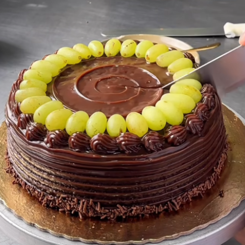 Torta de Chocolate com Uva Suculenta em 50 Minutos com Nestlé